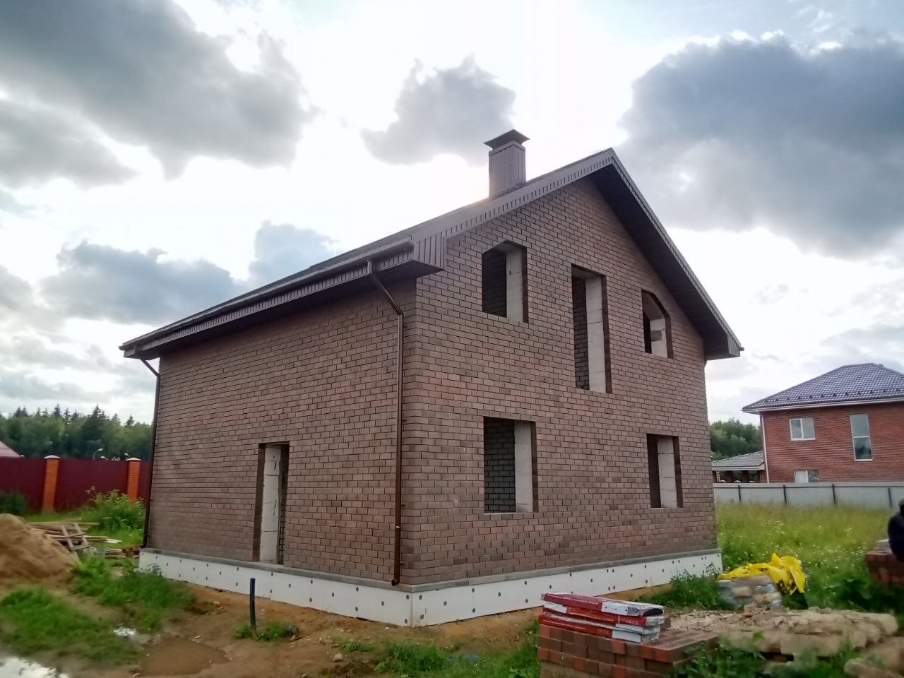 Какие материалы выбирают для загородных домов: кирпич, газобетон или каркас