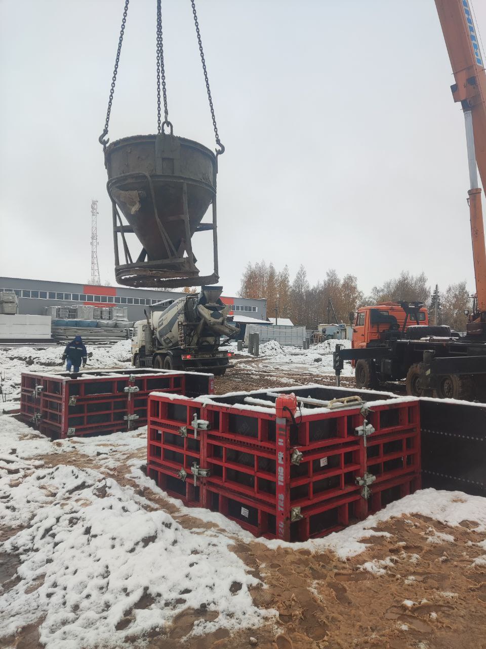 Бетонирование ростверков на объекте - Завод по производству очистных сооружений со встроенным АБК вТверской области