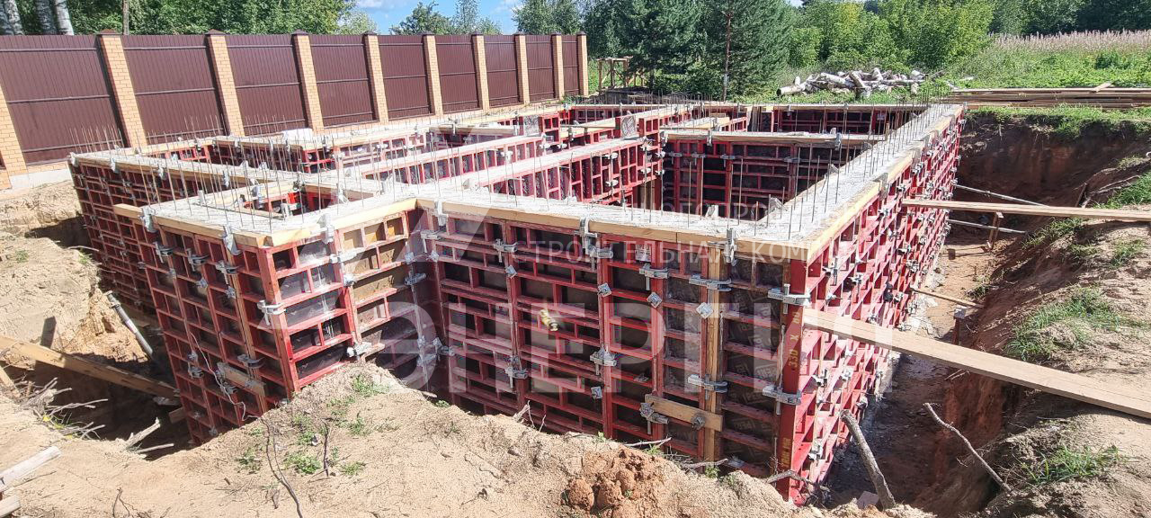 Бетонирование стен цокольного этажа на объекте в д.Вараксино