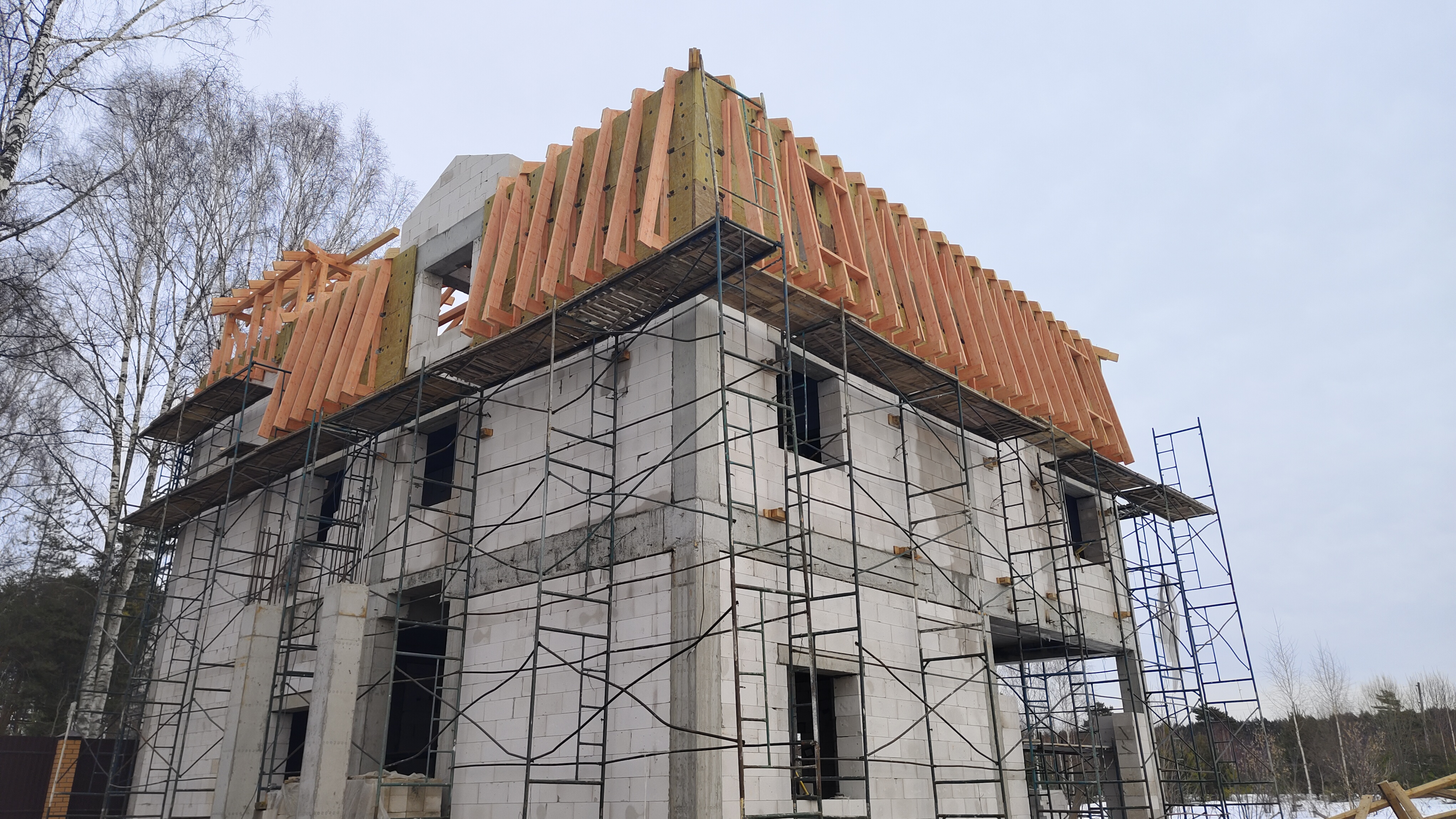 Устройство стропильной системы крыши на объекте в д.Вараксино