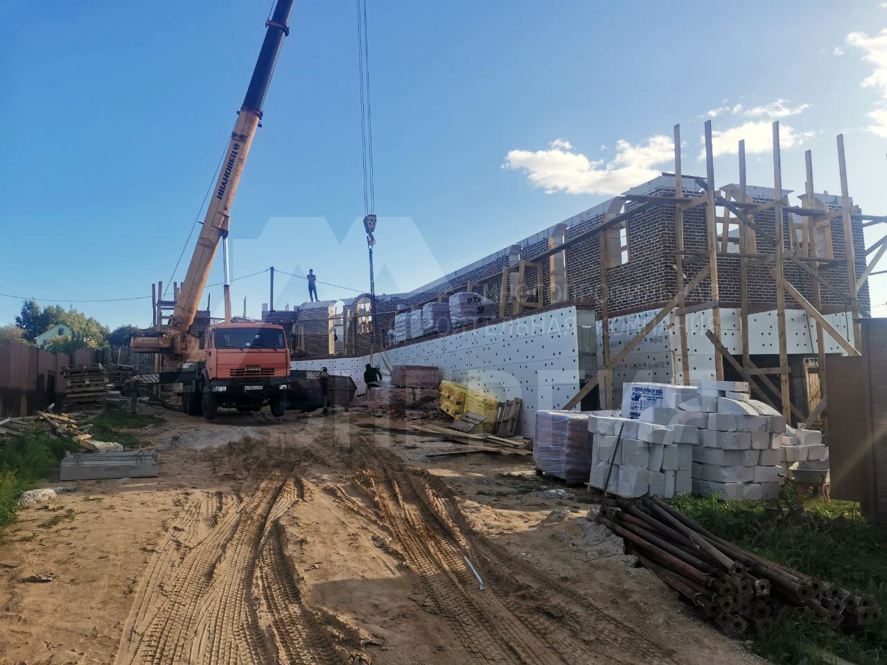 Кладка облицовки царский кирпич, внутренние стены газоблок. Подача материала на объекте с.Бурашево