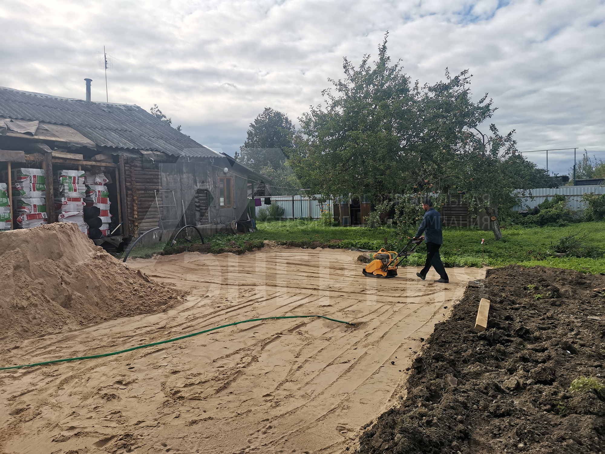 Устройство песчаного основания, с уплотнением, под монолитную плиту фундамента дома на объекте п.Новозавидовский