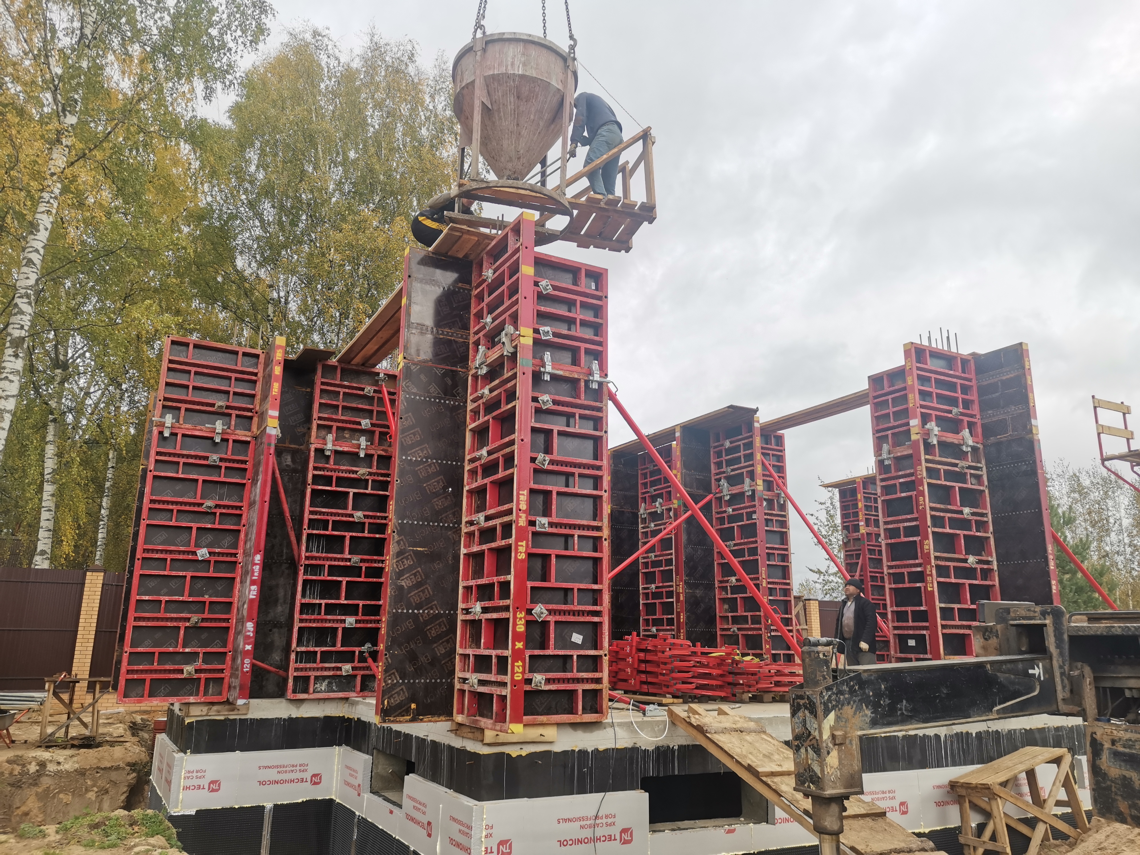Бетонирование колонн первого этажа на объекте в д.Вараксино