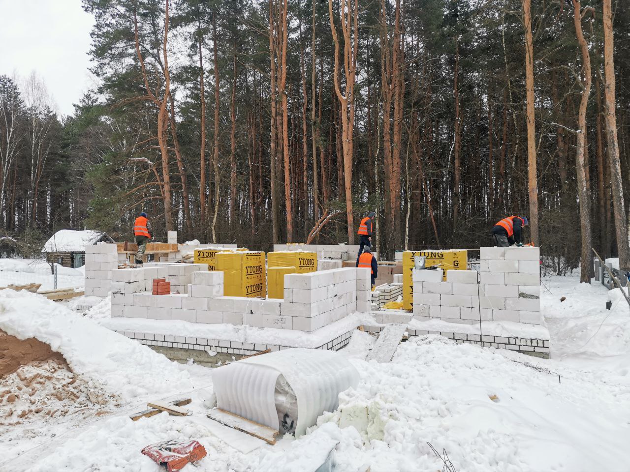 Кладка наружных стен из газосиликатного блока на объекте в д. Изворотень