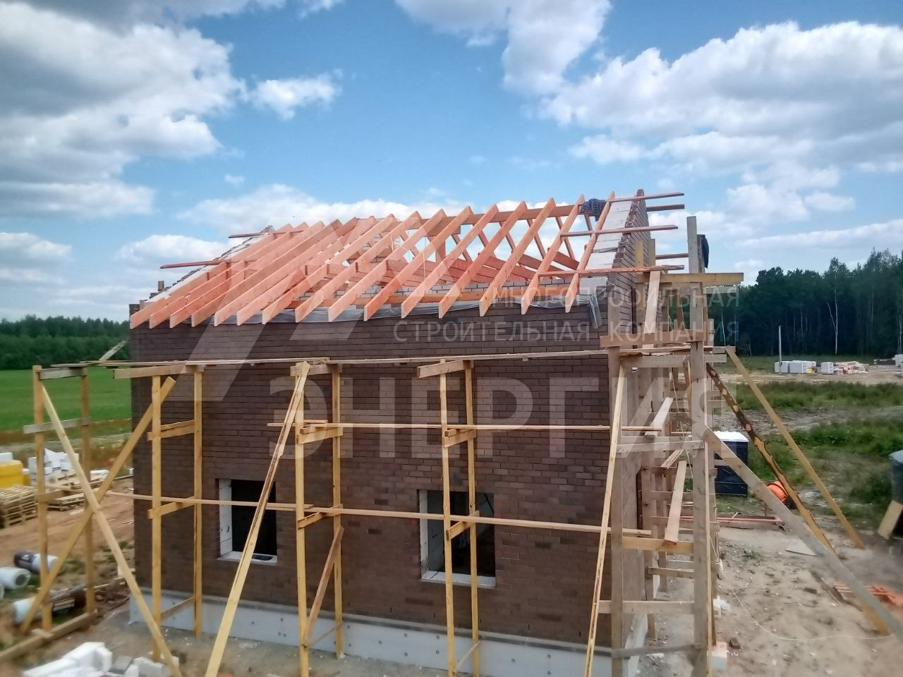 Устройство стропильной системы крыши на объекте в д.Сакулино