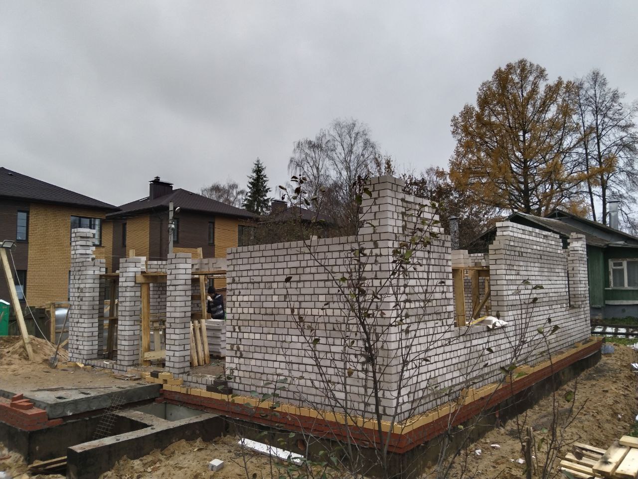 Кладка стен 1 этажа дома  на объекте ул.Волынская, г. Тверь